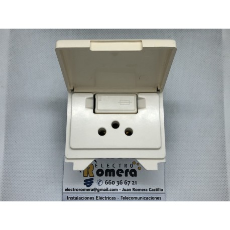 ENCHUFE CON TT DESPLAZADA + PORTAFUSIBLE CON TAPA MARFIL ARLANZA