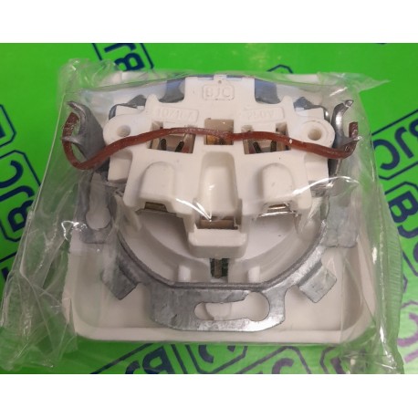 BASE ENCHUFE CON T.T. LATERAL 10023